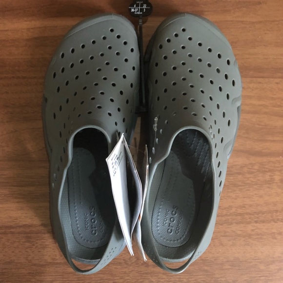 Kids NEW Crocs, SIZE 4 - Picture 2 of 5